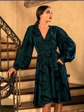 La Femme En Noir Serpentine Faux Wrap Dress In Green Snake Print, Size 2x GUC